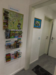 Eine Infowand mit Wanderkarten. 