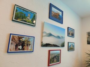Bilder von Orten im Pfälzer Wald hängen an der Wand. 